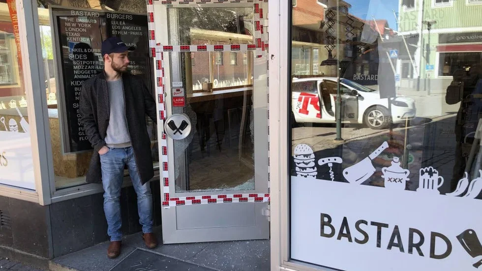 Kocken Mikael Gustafsson betraktar förödelsen vid hans arbetsplats Bastard Burgers.
