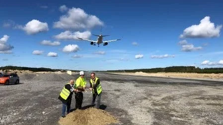 Från vänster: Skelleftreås kommunalråd Maria Marklund, Mikael Engström, Site Manager NCC, och Johan Sundelin, vice ordförande Skellefteå Airport.