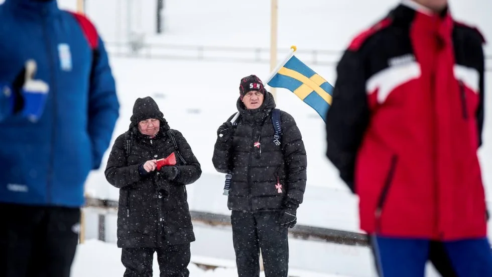 Publiken var imnte stor, men några svenska flaggor fanns det i alla fall i snöyran.