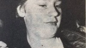 Skoldans i 50-talsstil vid Pitholmsskolan. Mats Eriksson tämjer hårsvallet med brylcreme. Bakåtkammat, slickat hår skall det vara, när man leker 50-tal.