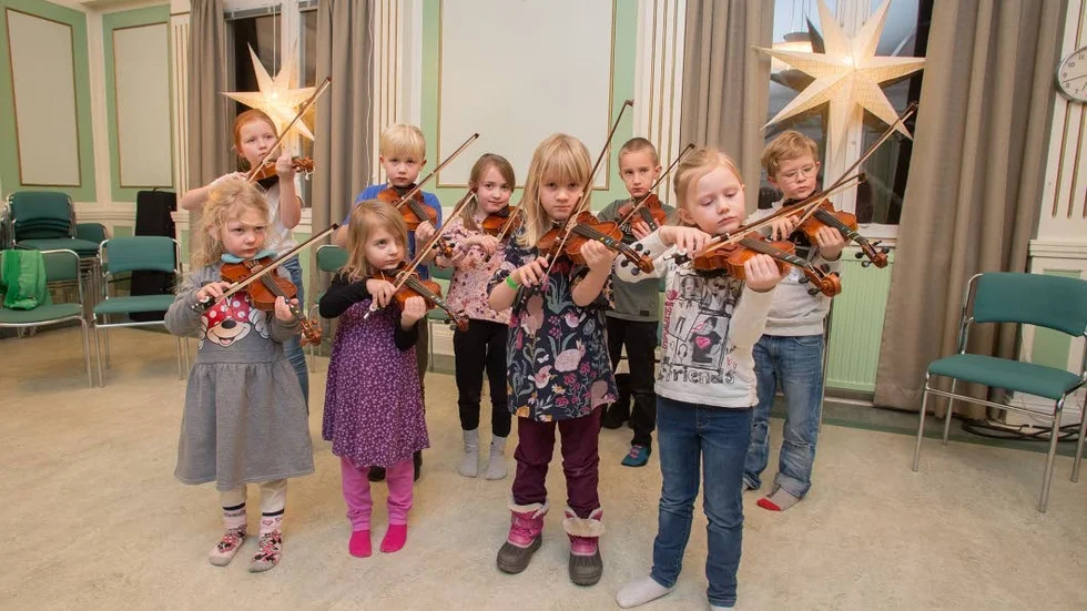 Från vänster, bakre raden: Emmelina Wirtala, Karlev Bernberg, Klara Jakobsson, Bertil Fredriksson och Elis Kristoffersson. Från vänster, främre raden: Freja Röijezon, Märta Björling, Alice Erlandsson och Celin Åkesson.