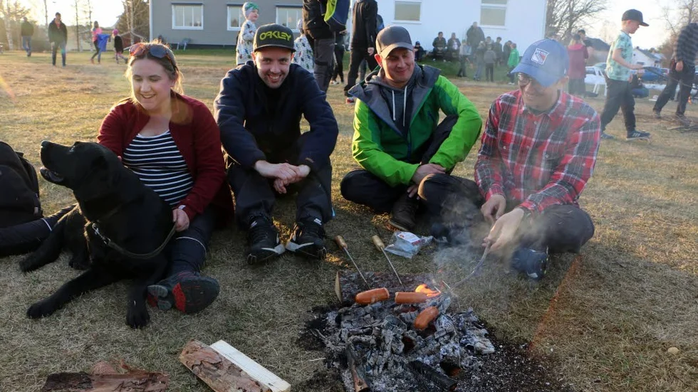 Hanna Olofsson, Erik Westerlund, Linus Samuelsson och Viktor Berggren (bakom röken) grillade korv utanför bönhuset i Hortlax.
