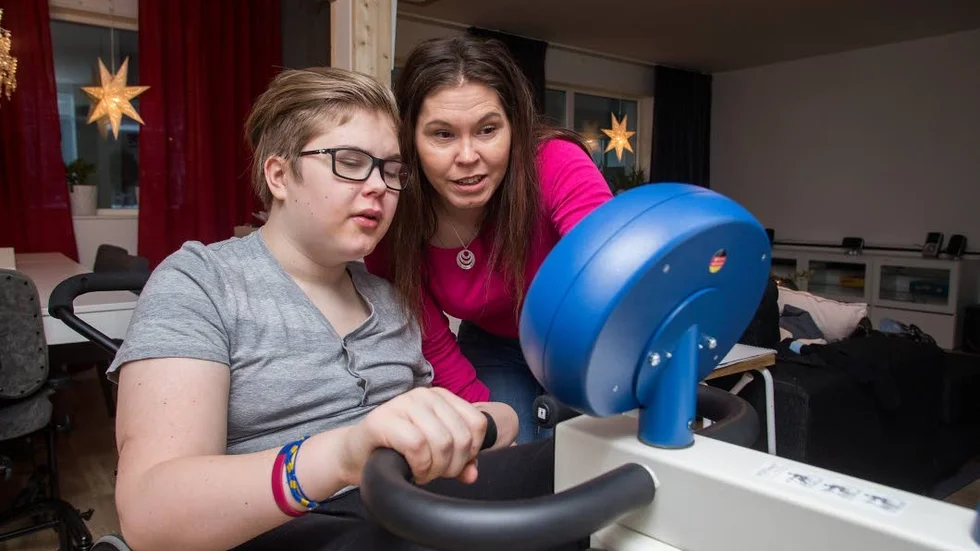 Elvis Dahlberg behöver mycket rehabilitering och mamma Marianne Metsävainio kan inte arbeta utan har vårdnasbidrag.