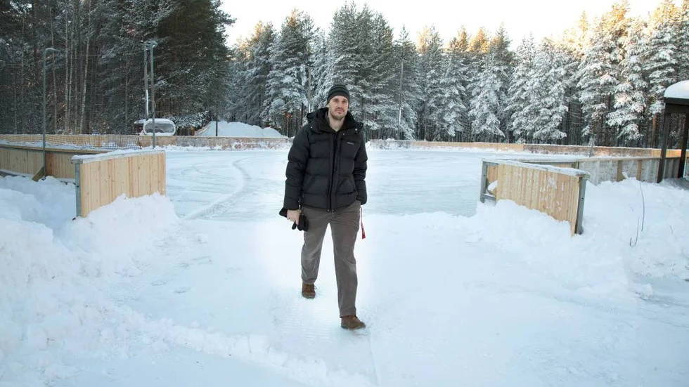 Vid ett tillfälle har nyspolad skridskois körts sönder med skoter.