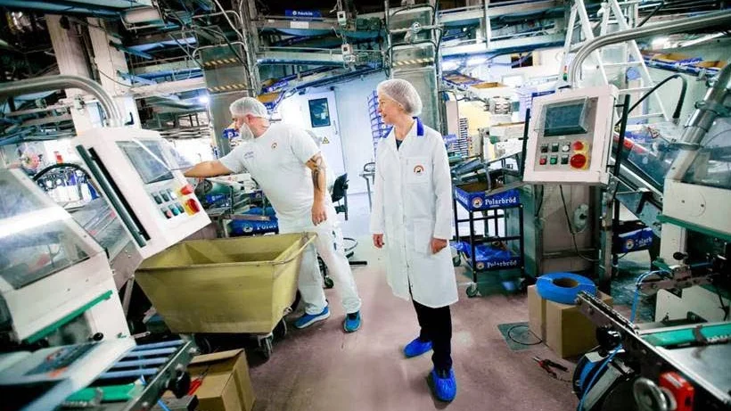 Arbetsledaren Andreas Södergren och Karin Bodin övervakar en av de fyra produktionslinjerna i Polarbröds bageri.