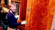 Lisbeth Olsén visar ett mycket vackert arbetat 1700-talsskåp från en villa i Oxelösund som lämnat merparten till vårens stora kvalitetsauktion.
FOTO: ANITA KJELLBERG