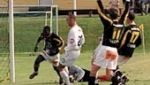 Först missade Asuman Ngaywa en straff men på stopptid lyckades han kvittera för sitt lag.
FOTO: HANS JOHNSSON