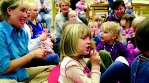 Igår invigdes Åbys nya familjecentral under Åbyknuten och här ses barn och personal vid invigningsceremonin med sång, musik och tal.
FOTO: ANITA KJELLBERG