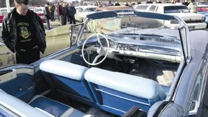 Bland de besökande bilarna vid bilmarknaden i Norrköping, syntes även en och annan cabriolet, trots det småkyliga vädret.