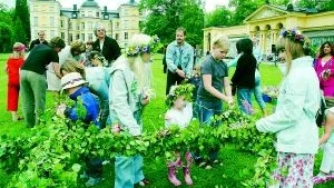 Tillsammans. Barnen hjälps åt att klä midsommarstången med blommor.
FOTO: GUNNAR JOHANSSON