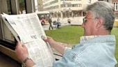 Jack Melki har några minuter över och passar på att titta in på biblioteket en stund för att läsa en arabisk tidning. 
FOTO: NICLAS SANDBERG