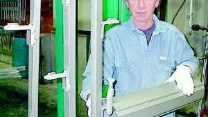 Faik Hasani, Sapa Profiler, har fått en belöning på drygt 25 000 kronor för sitt förslag om montering av båtmaster.
FOTO: ARNE HULTQVIST