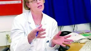 Specialistläkaren Birgitta Zdolsek kan känna att hon har dubbla roller när hon dels ska spårsäkra efter en våldtäkt dels vara läkare för patienten.
FOTO: JANNE FORSBY