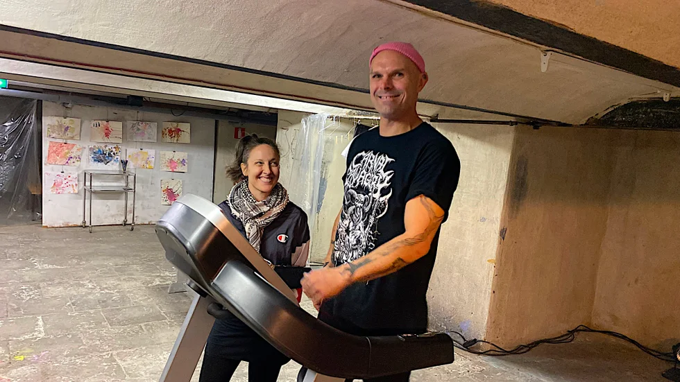 Fouzia "Fofo" Rakez och David Eriksson har från och till jobbat ihop i 20 år. Nu inviger de Källarscenen under Stora teatern i Norrköping med en cirkusperformance, "Drip Drop Dead", där ett löpband och droppande svett är en del av föreställningen.