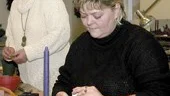 Lena Joelsson tycker att julens röda färg kan brytas av med något annat. Tiden på Kraftkällan har utvecklat hennes intresse för färg och form. Vivianne Manngarn, som står till vänster om Lena, är en av initiativtagarna till Kraftkällan.
FOTO: TITTI OLOVSSON