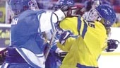 Mötena mellan Sverige och Finlands hockeydamer var precis som de manliga mötena, d v s det gavs och togs rejält i rinken. Här är det Katarina Timglas som tar för sig rejält i en fight mot en finska i Himmelstalundshallen.
FOTO: ANITA KJELLBERG