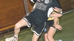 Wannabe Supermans Jimmy "Greken" Ekström försöker förgäves överlista Rimbos målvakt. "Greken" och hans manskap hade det svettigt värre i den mindre väl valda matchutstyrseln.
