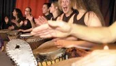 Gruppen Kwatchiva från Linköping framförde både musik och dans från Afrika i Laxholmskällaren så att golvet gungade.
FOTO: MARTIN ROTH