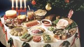 Det dukade julbordet ser läckert ut, men det kan smaka surt efteråt. Varje år insjuknar många svenskar efter att ha ätit julbord. Bland de vanligaste problemrätterna är syltor, gravad lax, sillsallad och ris à la Malta. De kan innehålla ingredienser som tarmbakterier och stafylokocker.
FOTO: PRESSENS BILD