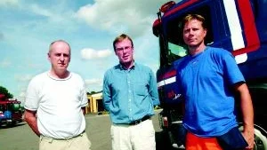 Allrenhållning i Söderköping sätter alkolås i alla nya bilar. Vd Ronny Fyhr flankeras här av chaufförerna Bertil Pettersson och Magnus Skoog.