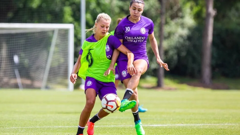 Lotta Ökvist tampas med bland annat Marta på träningarna. Orlando Pride har en stjärnspäckad trupp.
