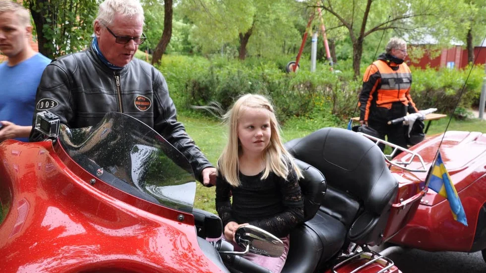 Insamlingsledaren Conny Melander, SMC, lät barnen på lekterapin provsitta på motorcykeln.