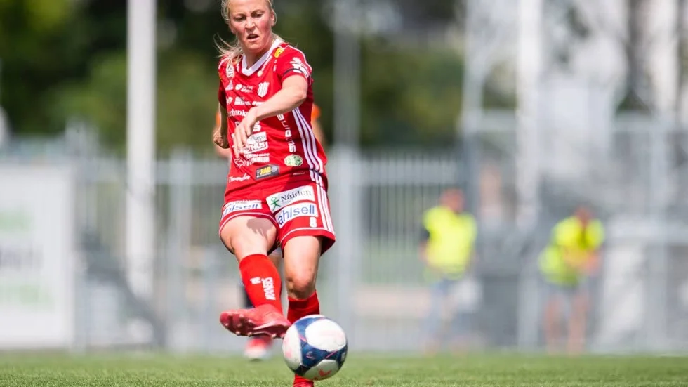 Julia Karlernäs prickade säkert in 1-2 på straff. Då tändes hoppet ...