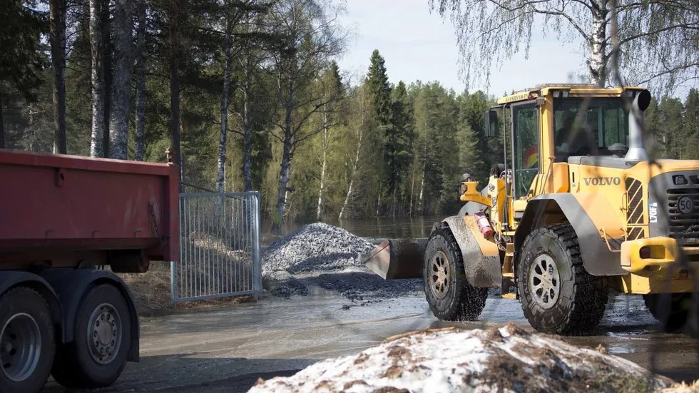 För att säkerställa att man kan ta sig till vattenverket grusades den översvämmade vägen.
