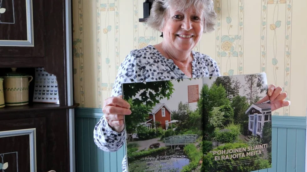 En grön och frodig trädgård med många olika bladväxter. Marianne Wennstig visar hur det kan se ut.
