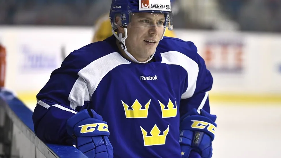 Nu är det klart att OS-backen Erik Gustafsson spelar för Luleå Hockey nästa säsong - och tre år till.