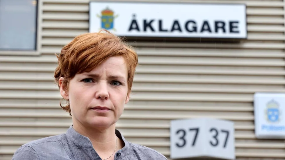 Åtalet styrkt. Kammaråklagare Anna Bergström menade att kvinnan var mer trovärdig än mannen och att åtalet var styrkt i sin helhet.