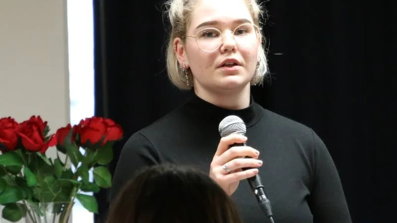 Lovisa Eriksson var en av sångfåglarna under kvällen. Tillsammans med klasskamraterna i årskurs ett estet, musik underhöll hon publiken i biblioteket.