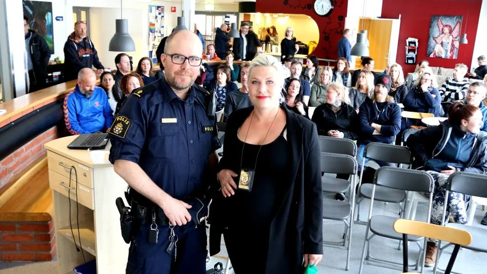 Områdespoliserna Mathias Strandberg och Emma Svensson berättade för Christinaskolans föräldrar om de problem man brottas med just nu bland Piteås unga, inte minst drogerna som krupit ner i åldrarna. Ta ansvar, var besvärlig, fråga - och framför allt lita på din magkänsla, var deras råd.