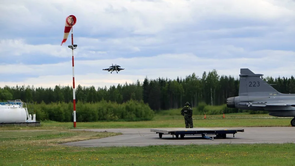 Under ett par dagar i mitten av juni  flög Jas Gripen in mot Piteå  flygfält för att öva kort landning och start. (Arkivbild)