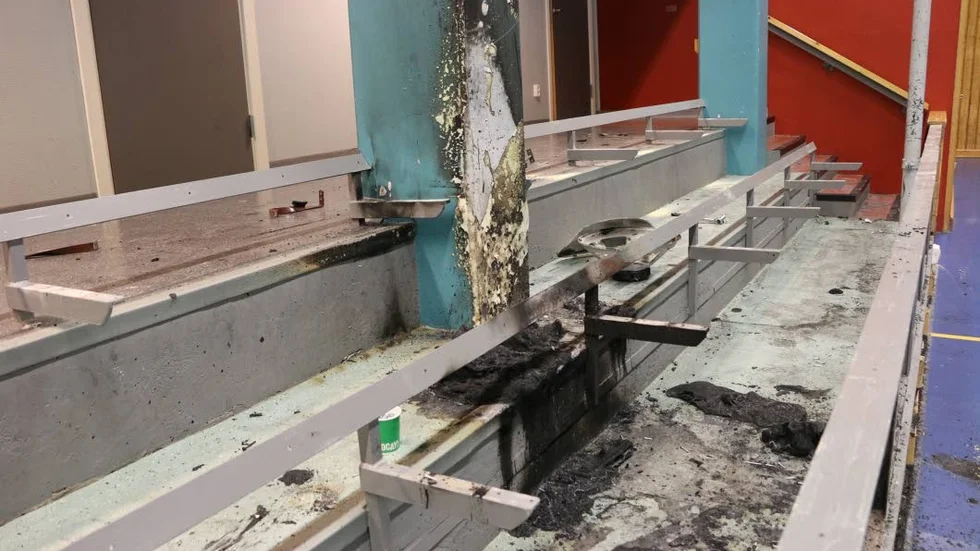 BRANDSKADA. När den brinnande högtalaren rasade ned skadades delar av området nära sporthallens golv av brand. Det blev också vattenskador i golvet.