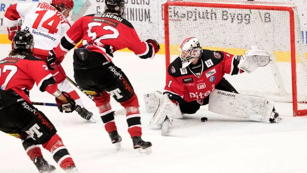 MÅL? Thobais Törnkvist kom loss och avslutade på Joel Vännström. Trojas spelare påstod att pucken var inne men domarna höll inte med.