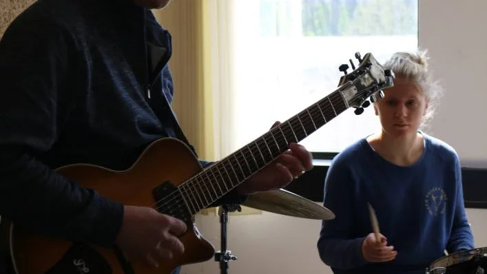 SAMSPEL. Tommy Lakso, min gitarrlärare och en fantastisk inspiration. Jamsession tillsammans med Ester!