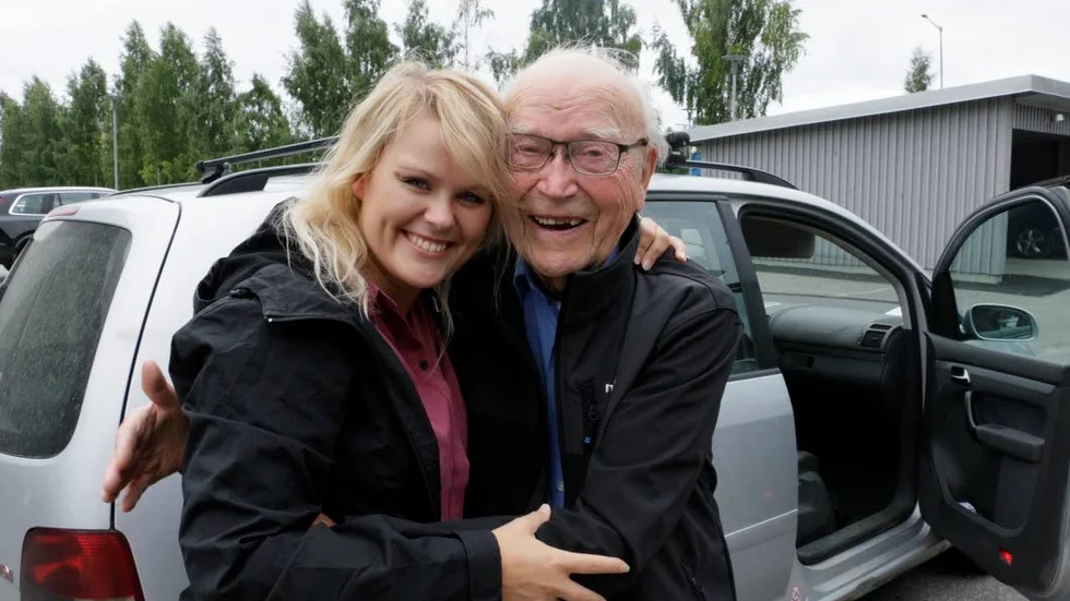 Bästa vänner. Mikaela Lillbäck och morfar Evert Johansson trivs väldigt bra tillsammans och bor till och med bor ihop i Umeå. En 25-åring med en 95-åring. Nu är det  hennes tur att ta vid insamlandet. (Arkiv)