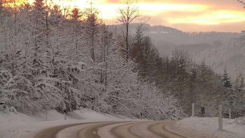 Vinter. Så gör du om du kör fast med bilen långt från bebyggelse.