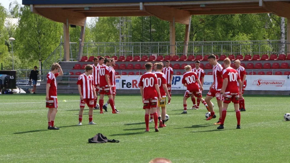 Piffarna värmde upp i specialtryckta 100-årströjor inför matchen.