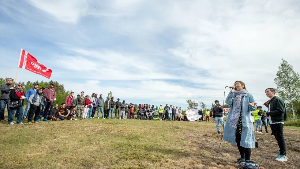 Maiara Karlsson från Låt oss levas organisation i Luleå var med och arrangerade demonstrationen."Vi kämpar mot utvisningarna. Fantastiskt att det är så många här i dag. Det här är bara början."