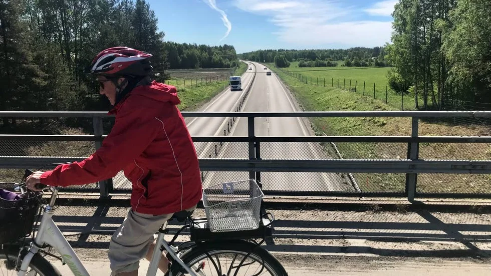 De är inte många till antalet, men för närboende är bron över E4 i Tingsholmen en viktig pulsåder för att ta sig vidare.