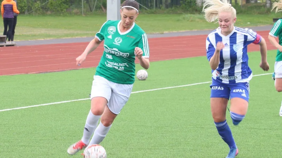 Emelie Hjertberg i duell med Öjebyns lagkapten Amanda Isaksson.