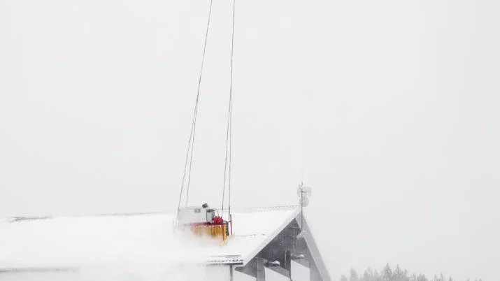 SNABBT. Helikoptern flyger över taket. Efter en knapp halvtimme är taket röjt från snö.
