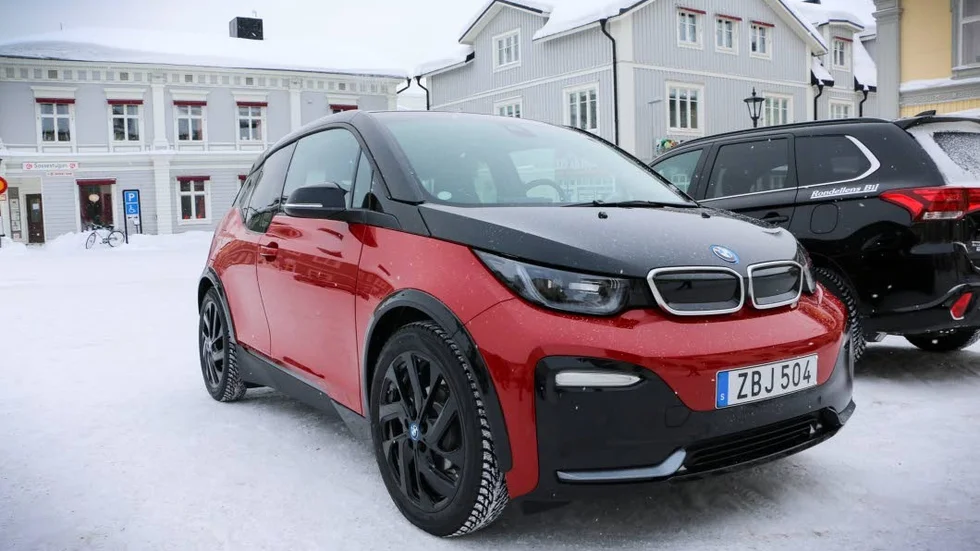 Sportbil. Motorjournalisten Fredrik Sandberg kör en sportigare BMW. CO2-utsläpp: Noll gram per kilometer.