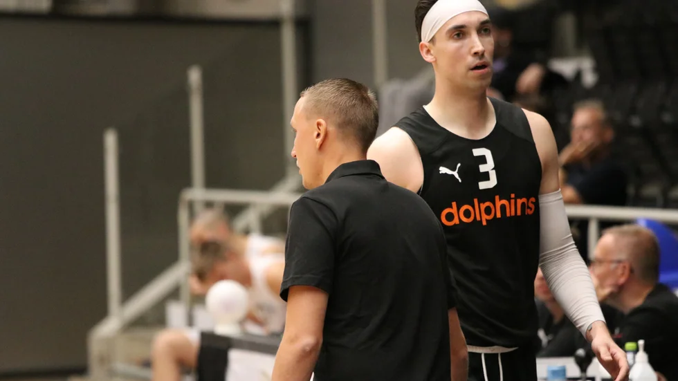 "Det finns två huvudanledningar till att vi bryter kontraktet", säger Dolphins-coachen Mikko Riipinen om att amerikanen Zach Thomas får lämna.
