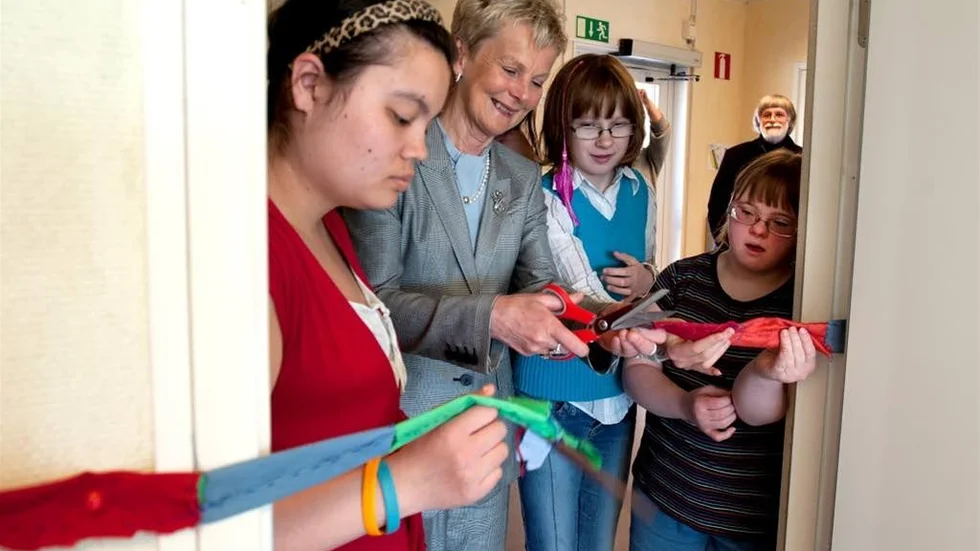Det ska ju en landshövding till för att klippa bland. Men här får hon också asisstans av Amanda, Sara och Josefin.