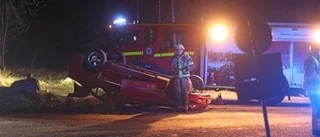 Tre till sjukhus efter bilvolt