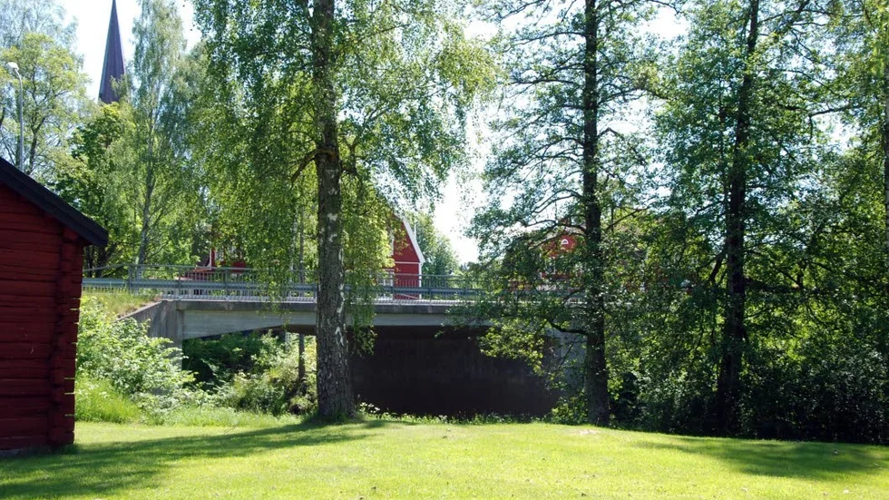 Nu. Det är så igenväxt att det nästan är lättare att identifera platsen från den gamla bilden.