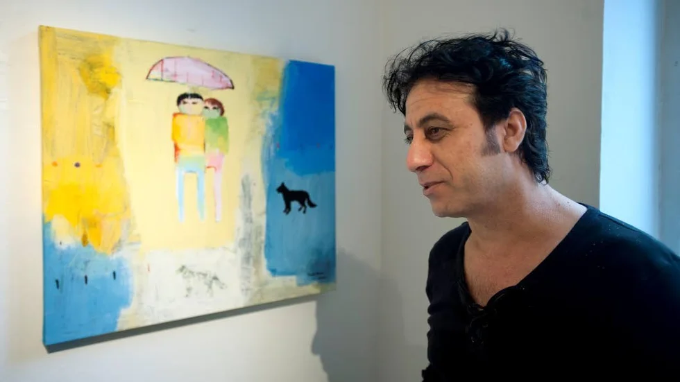 När Falah Alani ställde ut på Galleri Kronan senast visade han vittnesmål från kriget i Irak. Nnu deltar han i Konst eller klocka med ljusare motiv, som denna målning där ett par samsas under ett paraply.
